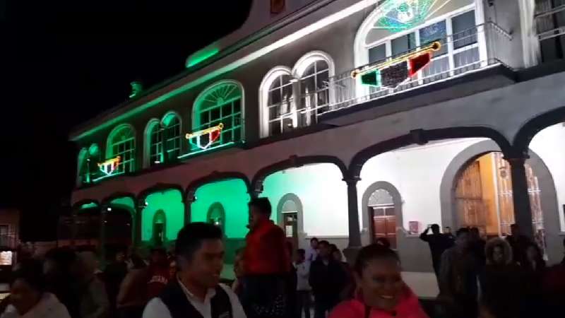 Encendido de luces en la presidencia de Zacatelco por mes patrio 