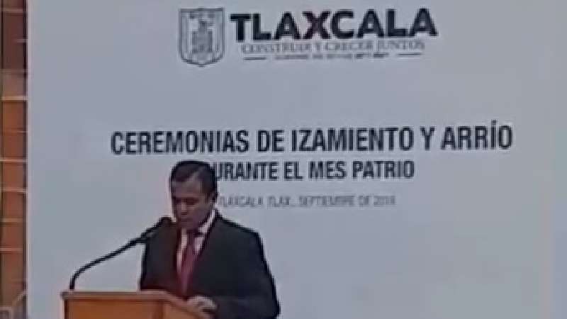 Alcalde de Cuapiaxtla encabeza izamiento de Bandera