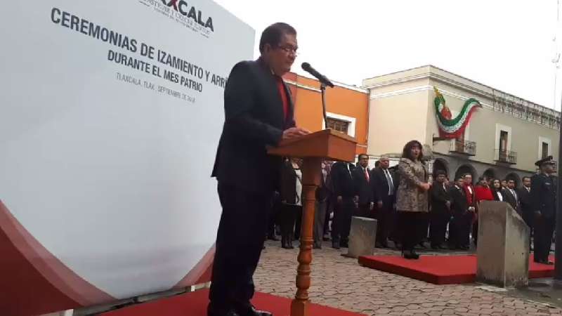 Encabeza acalde de Huamantla ceremonia de Izamiento y Arrío