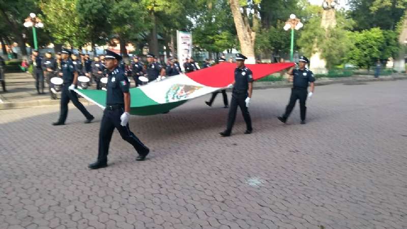 Realiza ayuntamiento Ixtenco izamiento de bandera en la capital