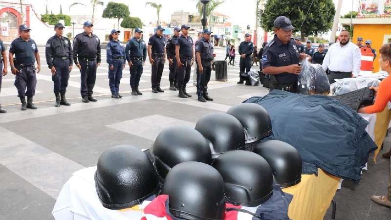 Entregan uniformes y equipamiento a policías de Xicohtzinco 