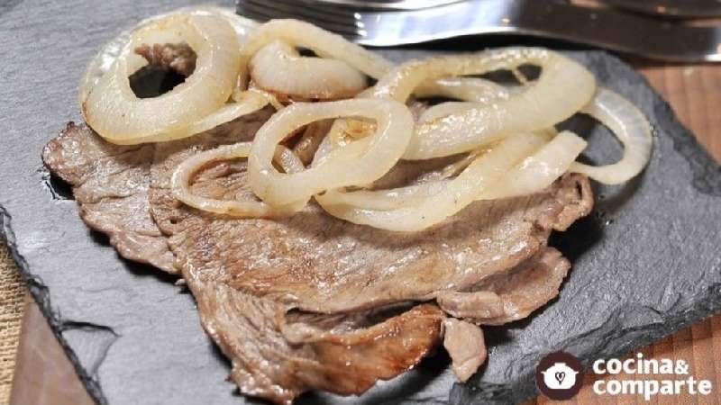 Filetes de res encebollados