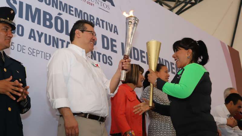 Entrega Anabell Ávalos Fuego de Independencia a comunidades