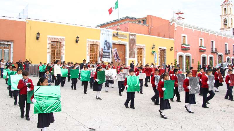 Participan 14 primarias y 2,270 alumnos de Huamantla en desfile