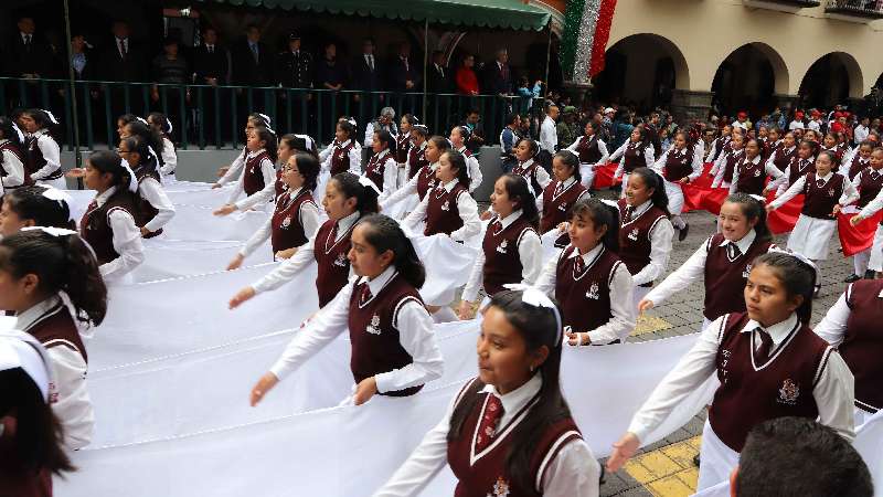 Encabeza Mena ceremonia y desfile por aniversario de México