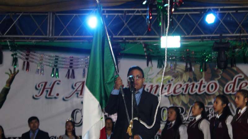 Alcalde de Ixtenco da el Grito de Independencia 