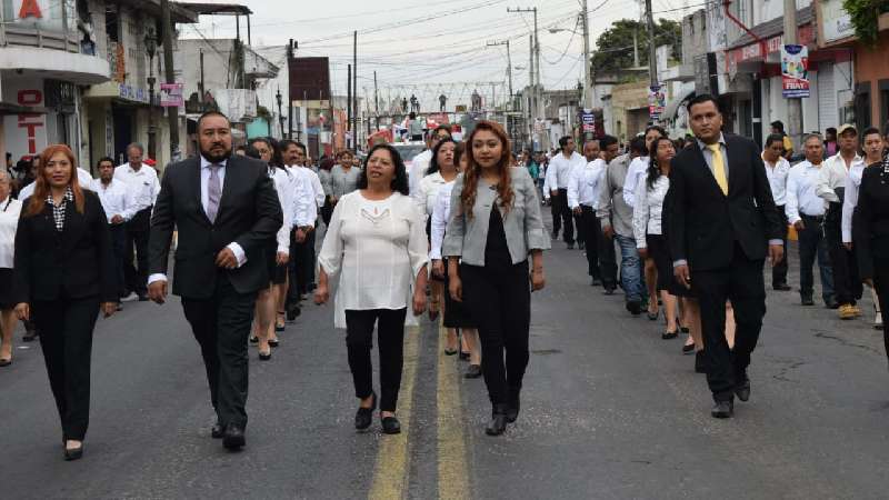Badillo encabeza multitudinario desfile del 16 de septiembre 