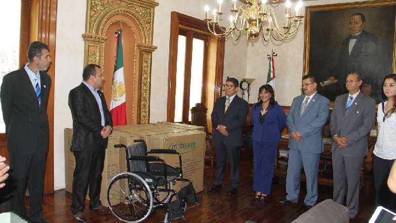Recibe Ávalos donación de 10 sillas de ruedas del Club Rotario