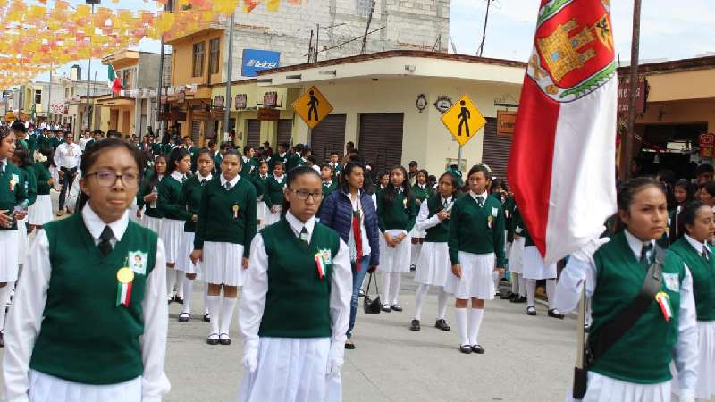 Presenció Aguilar Solís el desfile conmemorativo de independencia
