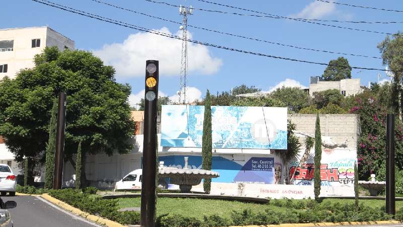 Instala comuna capitalina semáforos inteligentes en El Trebolito