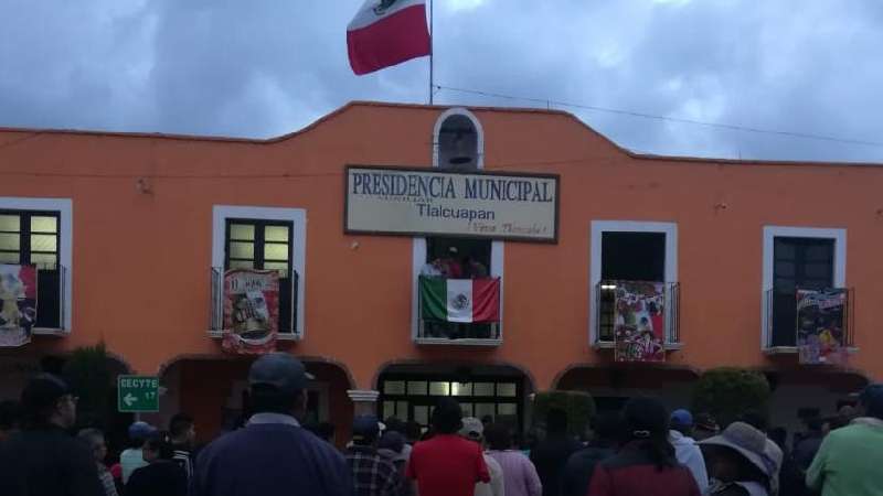 Obra a cambio de liberar a policías, piden en Tlalcuapan