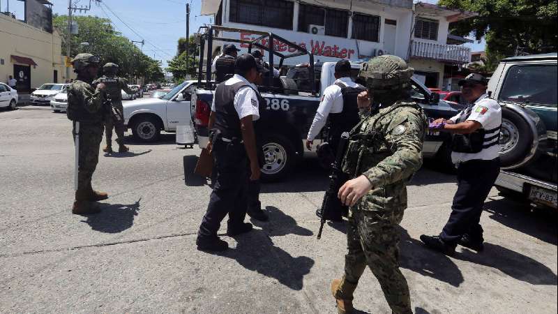 Autoridades federales toman el control de la policía en Acapulco
