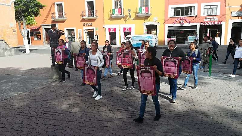 Recuerdan a los 43 de Ayotzinapa, exigen aparición 