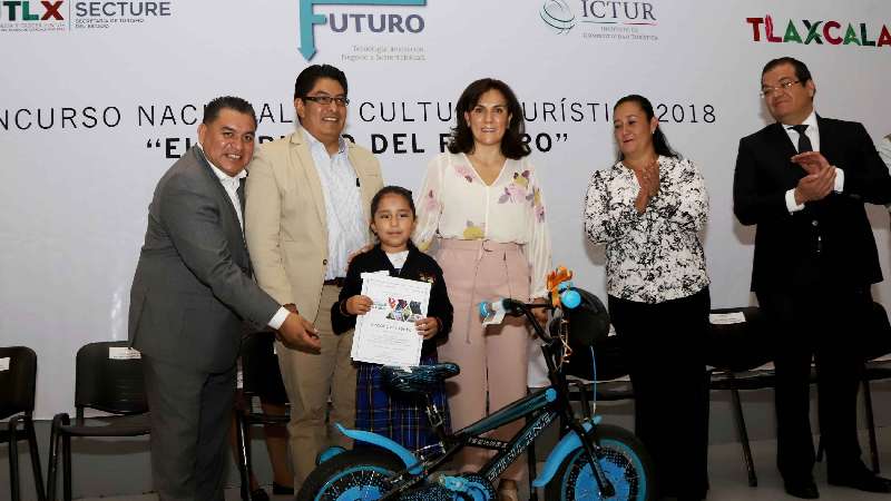 Premia Sandra Chávez a ganadores del concurso nacional de cultura