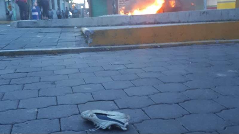 Queman carro de presuntos asaltantes en Huactzinco