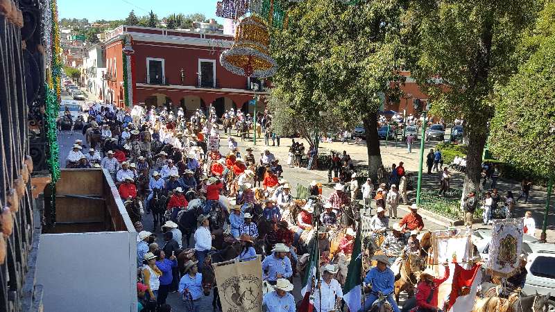 Con vistosa cabalgata de la mexicanidad inician festejos 