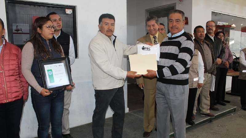 Tocatlán e Itea entregan certificados a alumnos de primaria