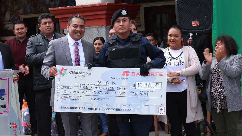 Entrega Héctor Domínguez cheques por homologación a elementos