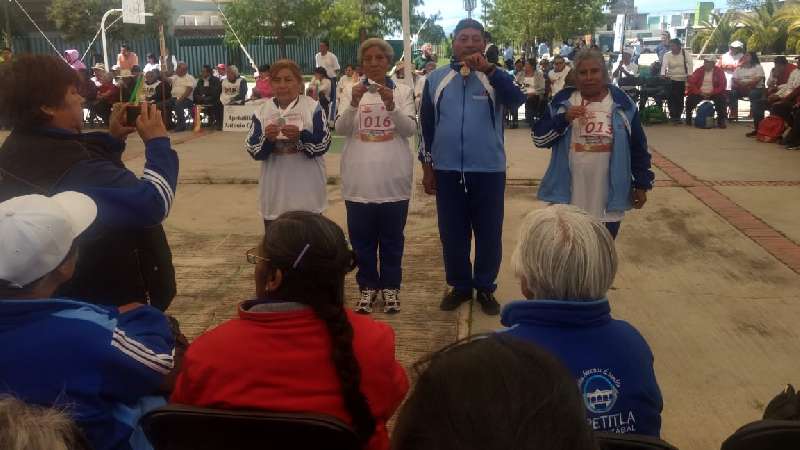 Excelente participación de abuelitos de Lardizábal 