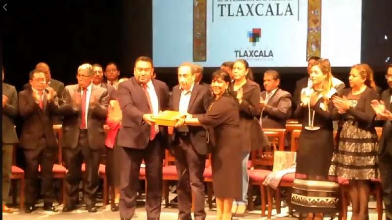 Entregan presea Tlaxcala a bisnieta de destacados tlaxcaltecas
