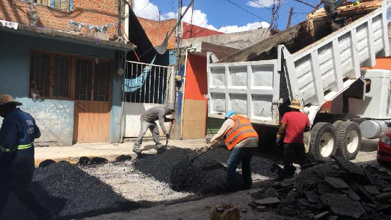 Continúa Héctor Domínguez con bacheo en las principales calles