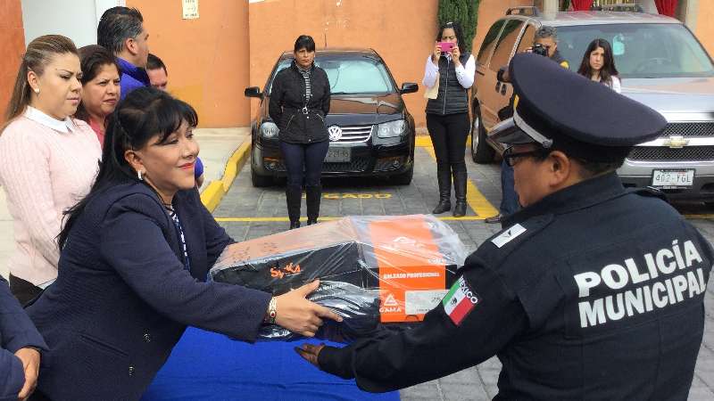 Entrega Anabell Ávalos uniformes a elementos de la policía