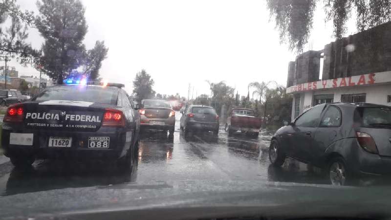 Intensa lluvia deja atrapados a automovilistas en Apetatitlán