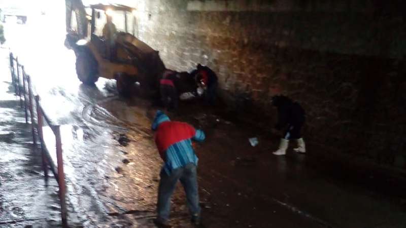 Rescatan a automovilistas atrapados por lluvia en Huamantla 