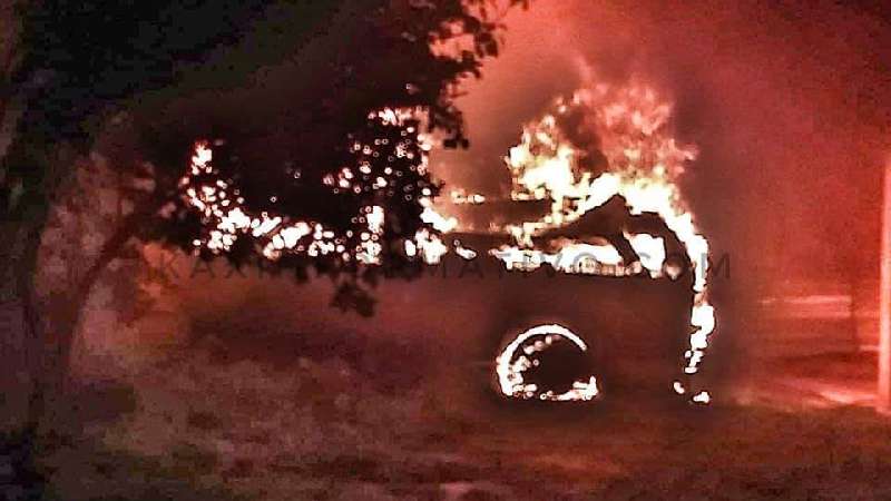 Violencia a domicilio, entran a incendiarles autos 