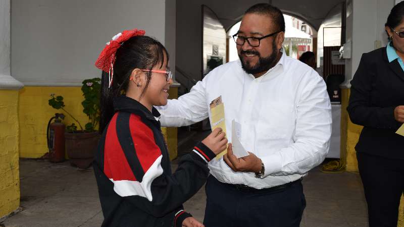 En Xicohtzinco se da continuidad a la entrega de Becas escolares 