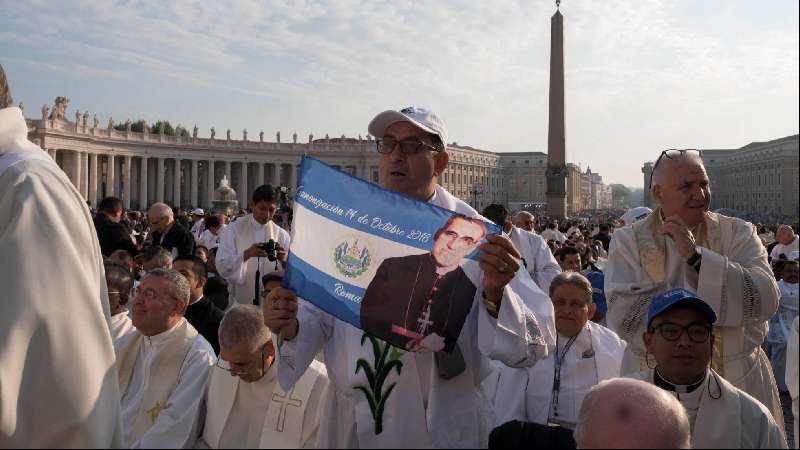 El Papa proclama santos a Óscar Romero y a Pablo VI