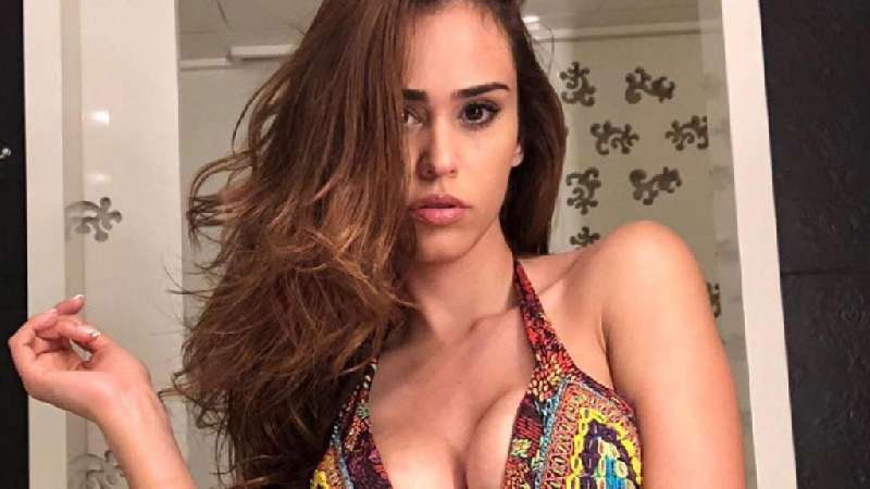 Incómoda tanga parte en dos a Yanet García 