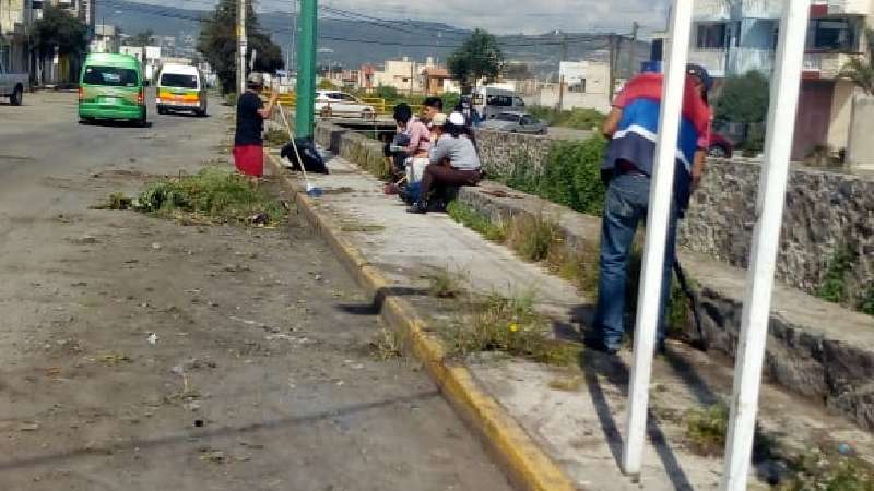 Chiautempan realiza mantenimiento al parque y avenida La Paz
