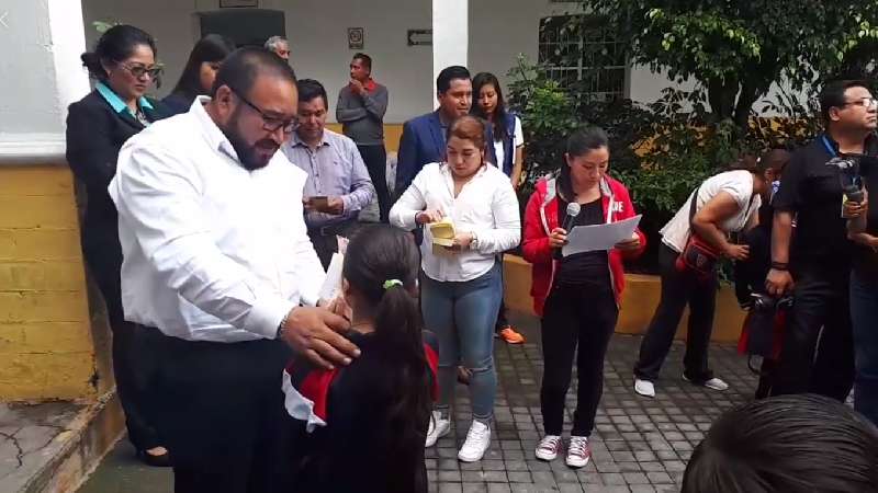 Entrega José Isabel Badillo estímulo para educación