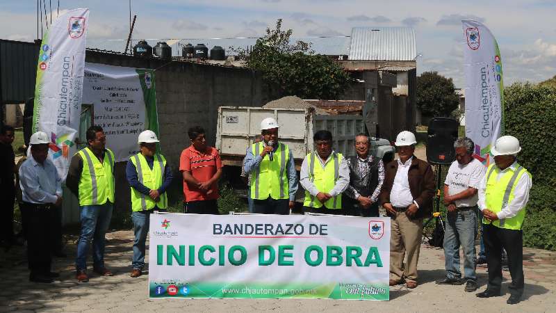 Cumple compromiso Héctor Domínguez con adocreto en Cuahuixmatlac