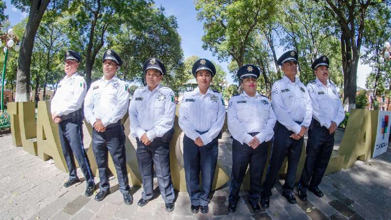 Entregan uniformes a elementos de la policía turística capital