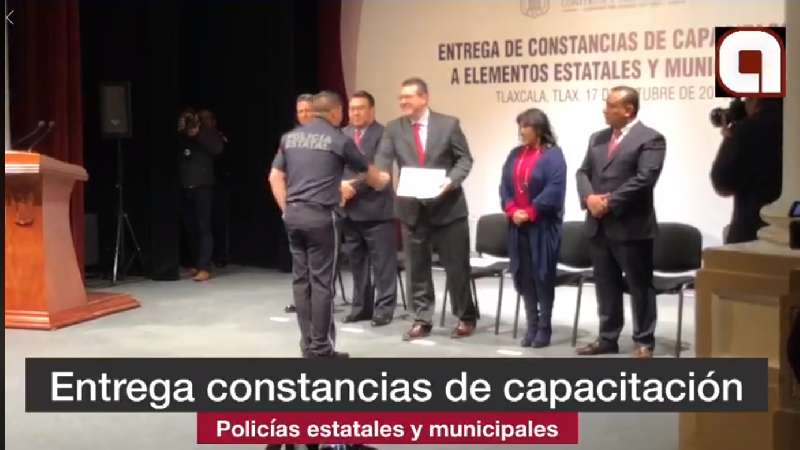 Entregó gobernador constancias a policías