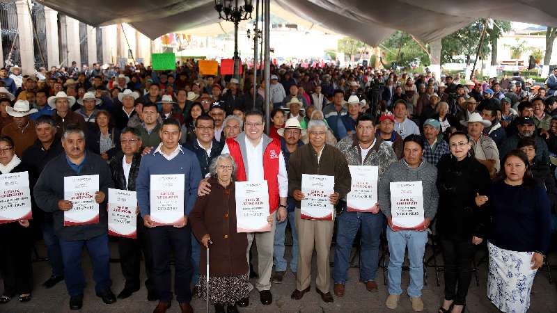 Marco Mena entrega 42 mdp para proyectos agropecuarios