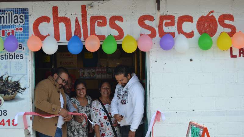 Badillo Jaramillo entrega proyectos productivos a familias