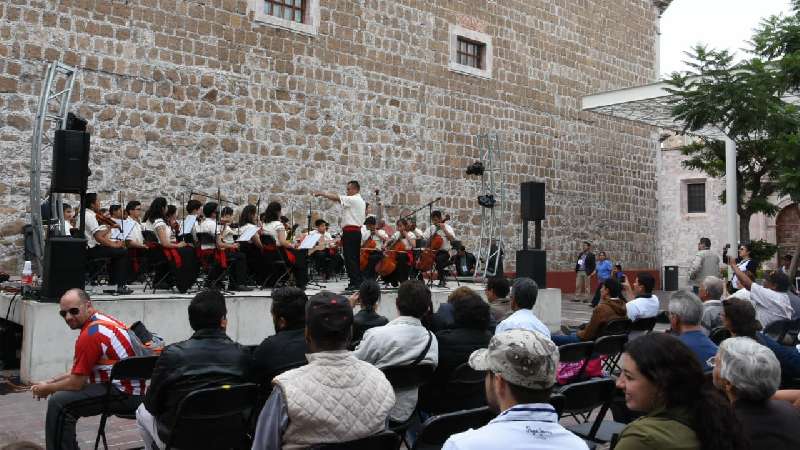 Cautiva Ensamble Infantil y Juvenil Yoloxochitl a hidrocálidos