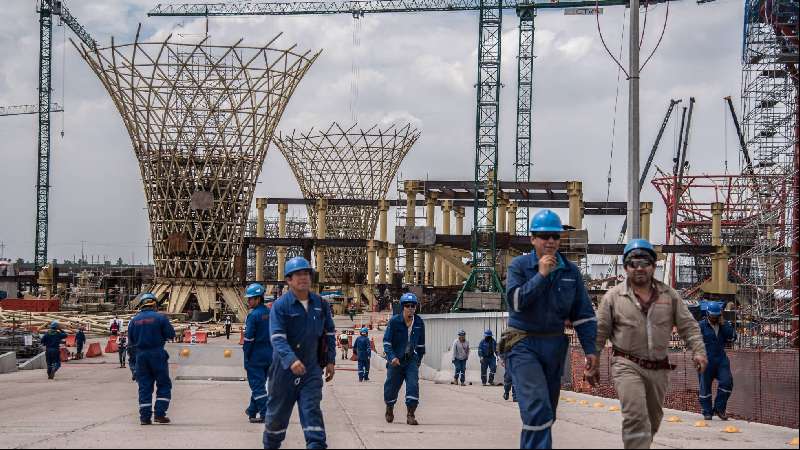 La consulta sobre el aeropuerto de México tensa la relación 