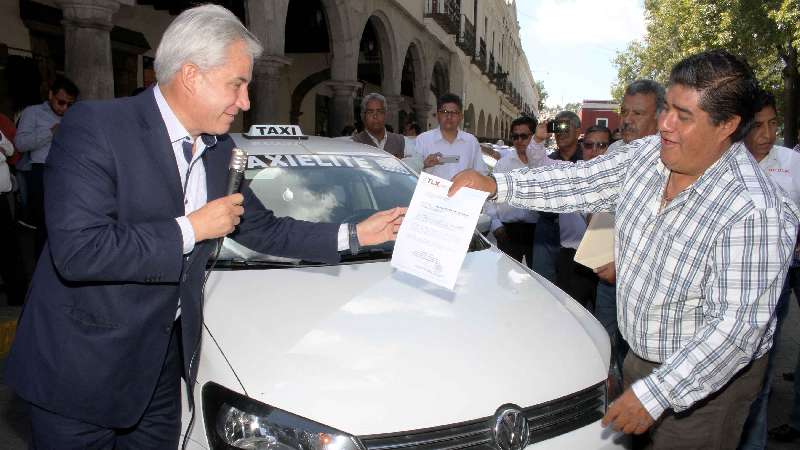 Inician 60 unidades de servicio público cobro con taxímetro