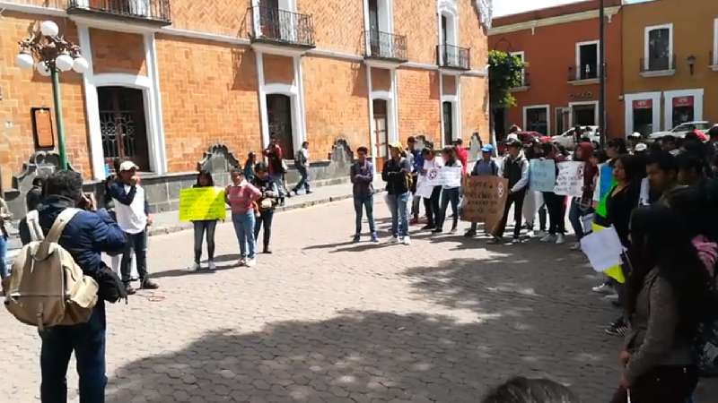 Estudiantes de la Fenerrr se manifiestan frente a Palacio
