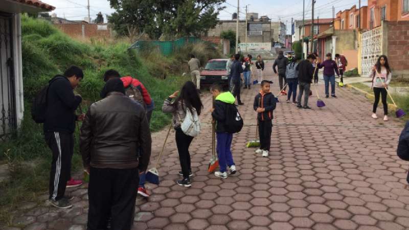 Encabeza Ávalos jornada de limpieza en colonia Tres volcanes