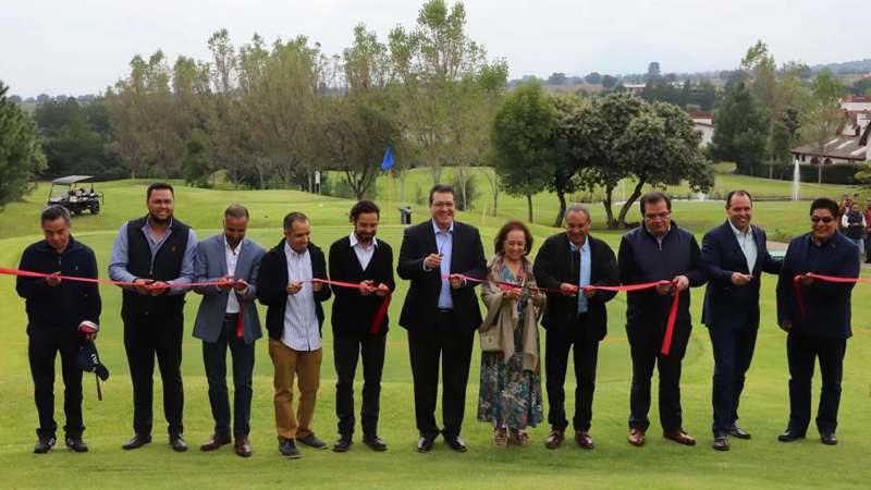 Mena inaugura primer campo de golf orgánico del país en Tlaxcala
