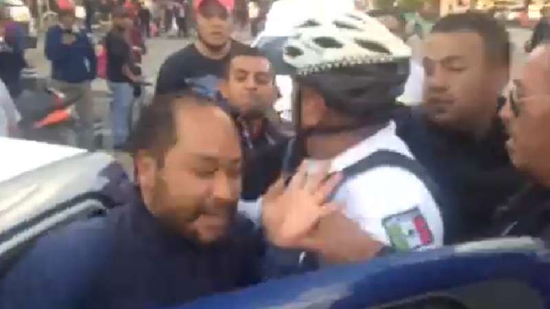 Protestan comerciantes contra policías de Apizaco, cierran calle