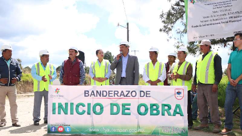 Héctor Domínguez da banderazo de inicio para la construcción