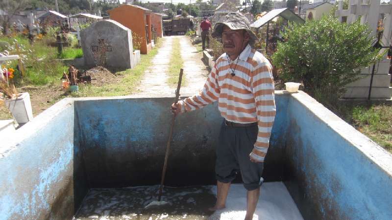 Realizan limpieza en panteón de Papalotla