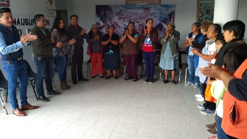 Héctor Domínguez procura autoempleo para mujeres de Tlalcuapan 