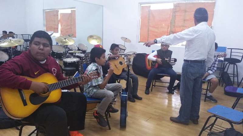 Imparten curso de guitarra en la dirección de cultural